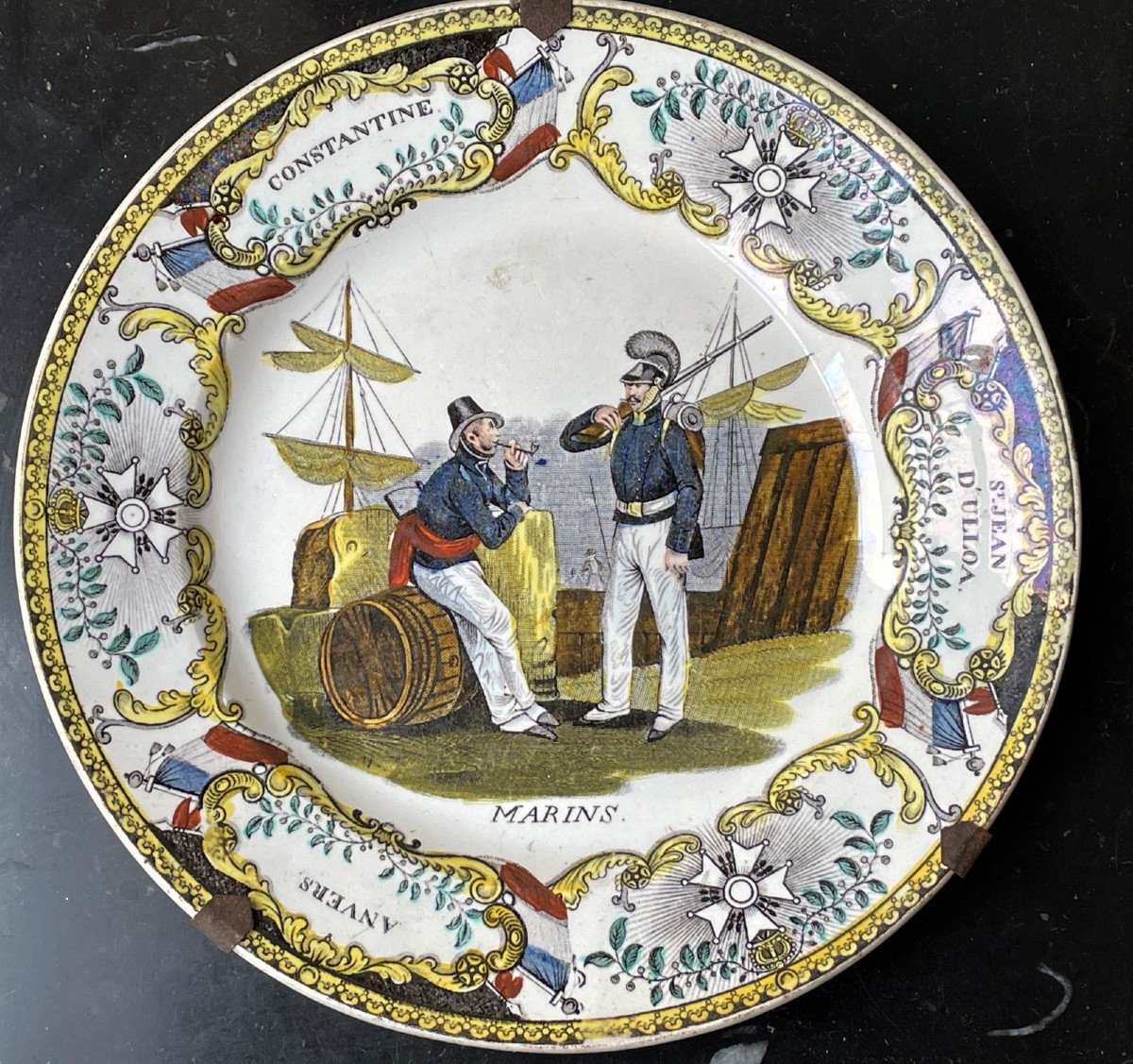 Assiette polychrome de Creil série à la légion d'honneur