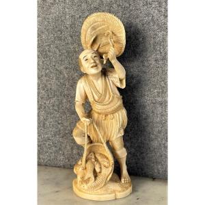 Okimono, très fine sculpture en ivoire : le pêcheur heureux. Japon XIXème