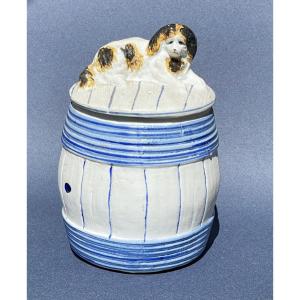 Sucrier, boite à biscuit en porcelaine en forme de barrique avec chien King Charles couché