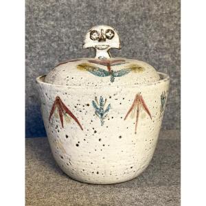 Atelier « Le Murier » de Gustave et Micheline Reynaud Vallauris : pot couvert à prise anthropom