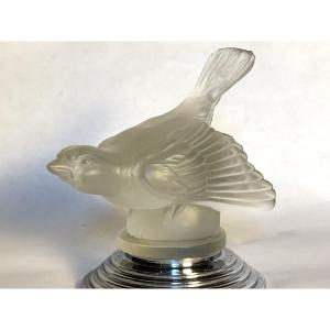 Oiseau en verre satiné sur socle chromé, mascotte automobile suiveur de Sabino, Lalique