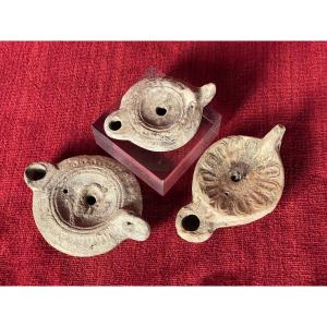 Trois lampes à huile en terre cuite Empire romain, IIᵉ–IIIᵉ siècle
