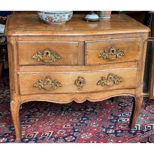 Petite commode "sauteuse" galbée , Provençale en noyer XVIIIème