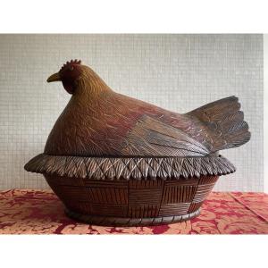 Poule sur son panier en bois art populaire 
