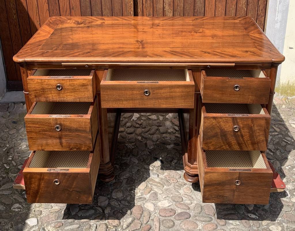 Bureau banc en placage de noyer. Italie, première moitié du XIXe siècle.-photo-1