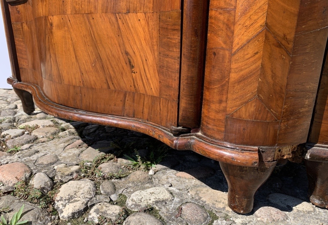Paire d'encoignures plaquées en noyer. Venise, XVIIIe siècle.-photo-3