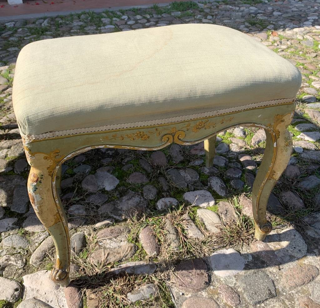 Fauteuil et tabouret en bois sculpté et laqué. Venise, XIXe-XXe siècles.-photo-1