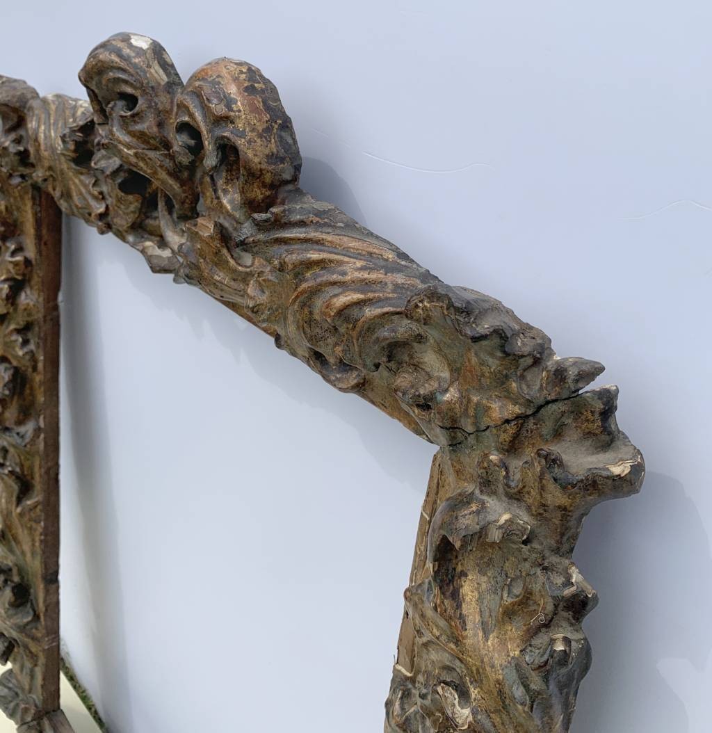 Cadre baroque en bois sculpté et laqué. Italie centrale, XVIIe siècle.-photo-2