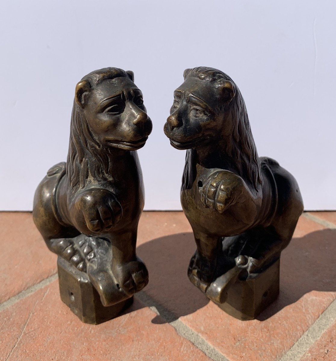 Paire de petites sculptures en bronze - Lions grotesques. Italie, XVIIIe-XIXe siècle.-photo-4