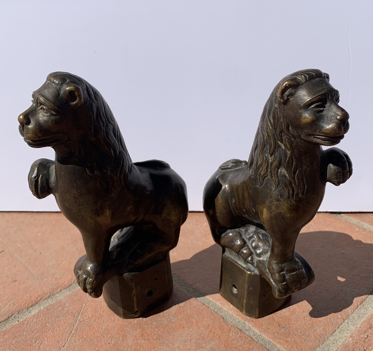 Paire de petites sculptures en bronze - Lions grotesques. Italie, XVIIIe-XIXe siècle.-photo-1