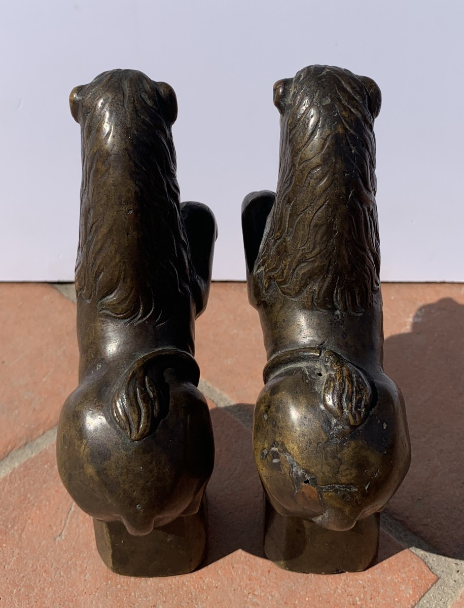Paire de petites sculptures en bronze - Lions grotesques. Italie, XVIIIe-XIXe siècle.-photo-2