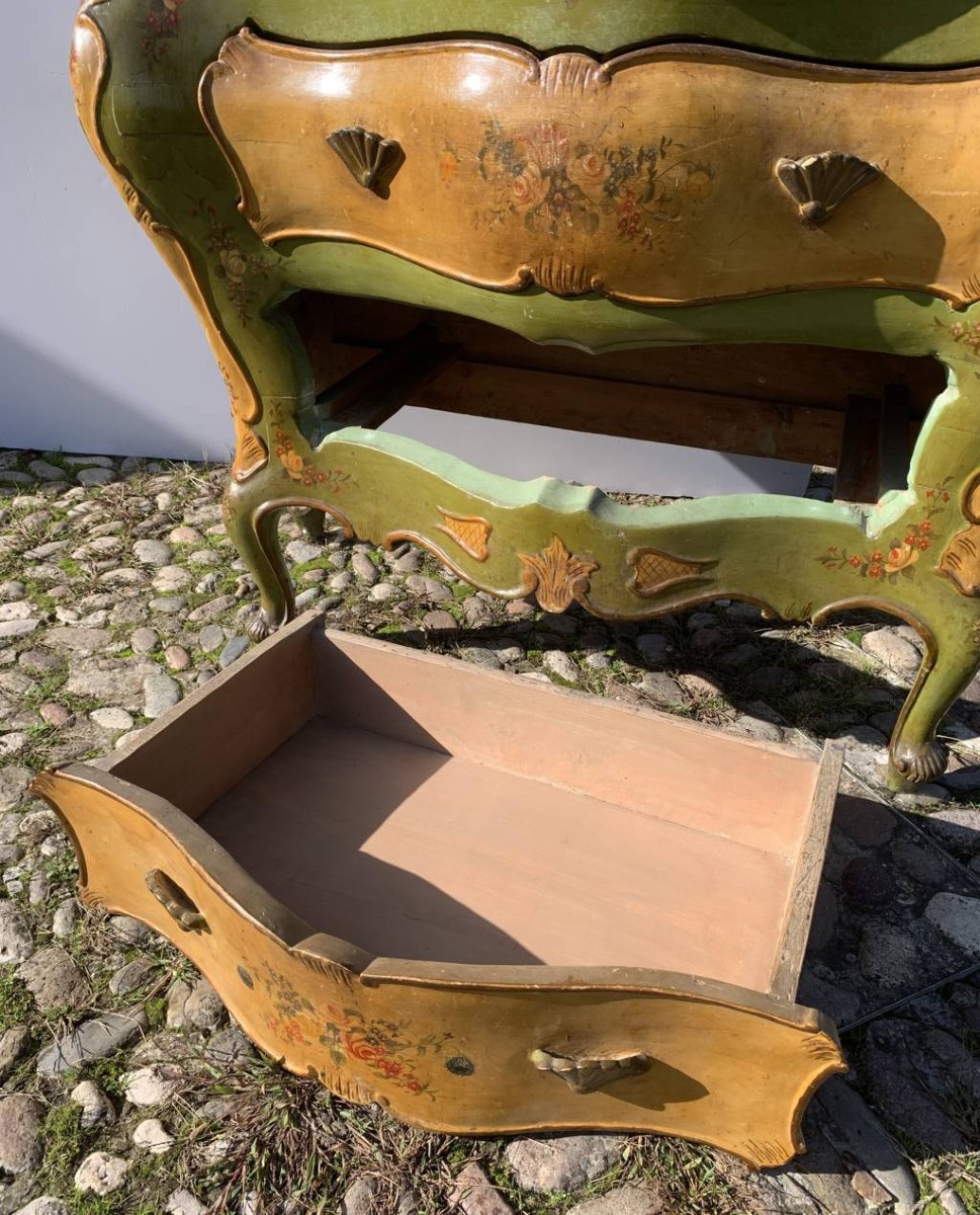 Commode en bois laqué et peint. Venise, début du XXe siècle.-photo-2