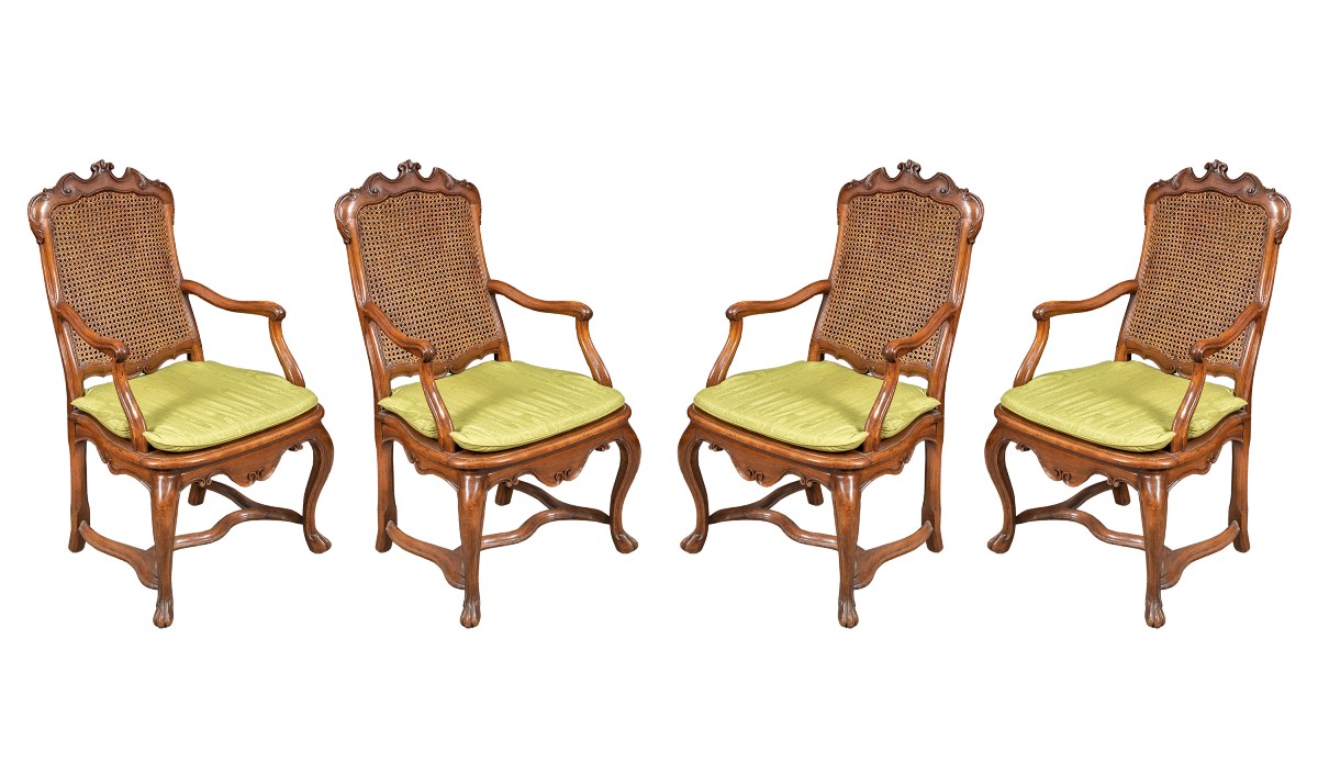 Quatre fauteuils en bois sculpté. Lombardie, milieu du XVIIIe siècle.