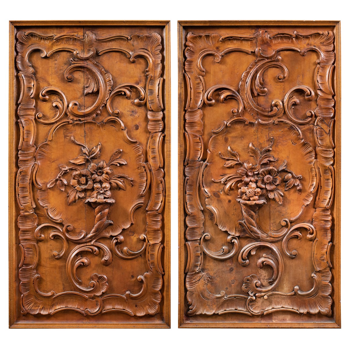 Paire de panneaux muraux en bois sculpté. Italie, première moitié du XXe siècle.