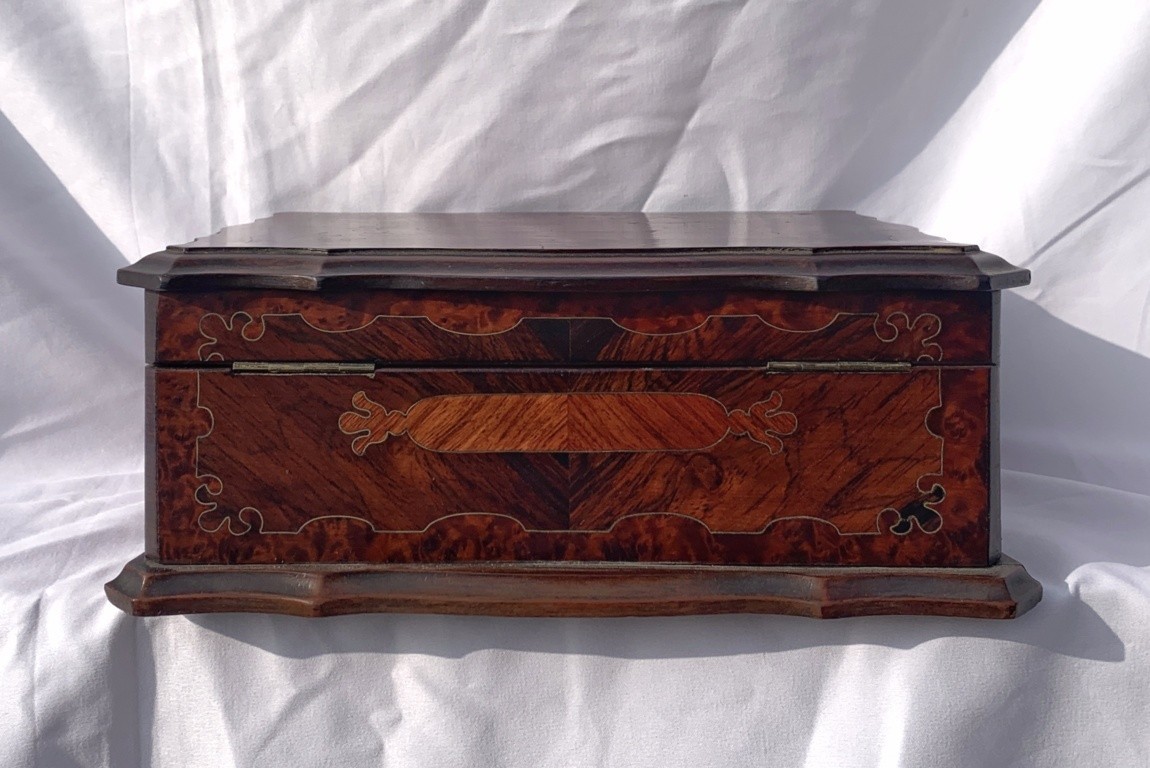 Coffret en bois sculpté et plaqué. Italie, début du XXe siècle.-photo-2