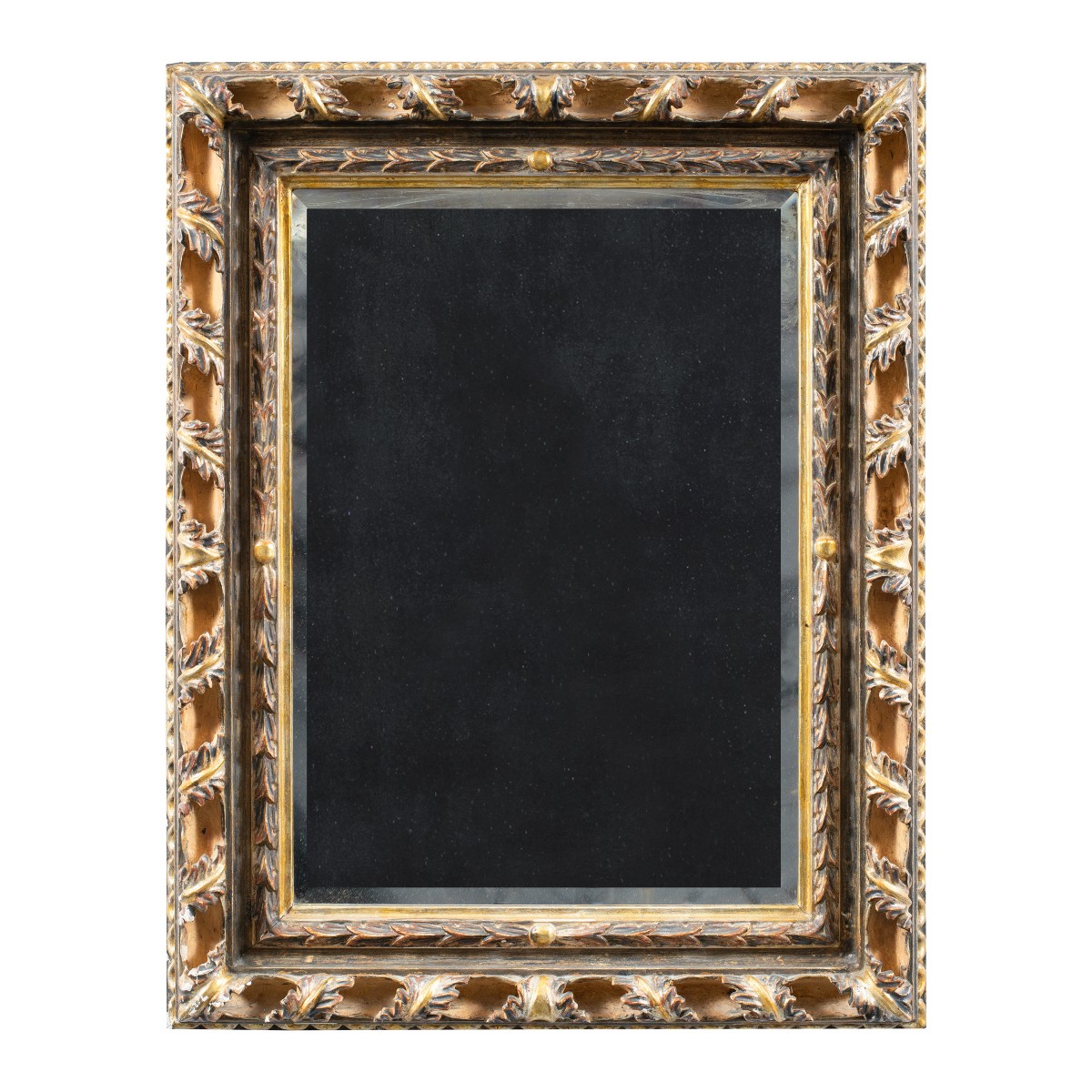 Miroir Art Nouveau en bois sculpté et doré. Italie, XXe siècle.