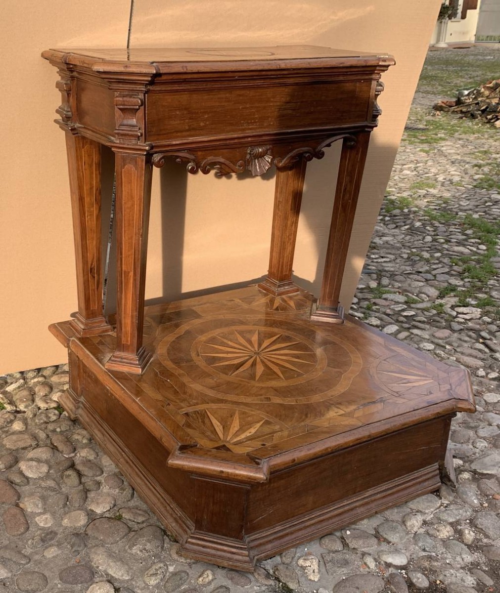 Agenouilloir en bois sculpté et marqueté. Rome, XVIIIe siècle.-photo-1