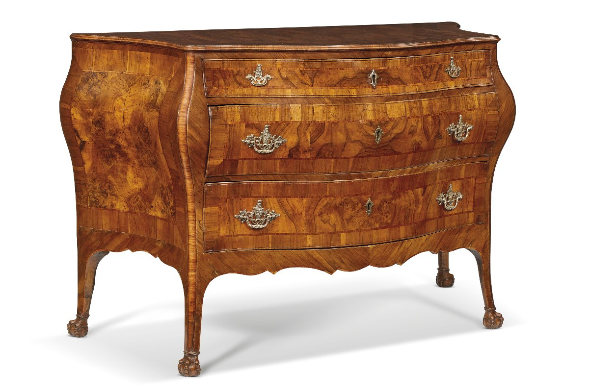 Commode galbée plaquée de noyer et de ronce de noyer. Vénétie, XVIIIe siècle.-photo-2