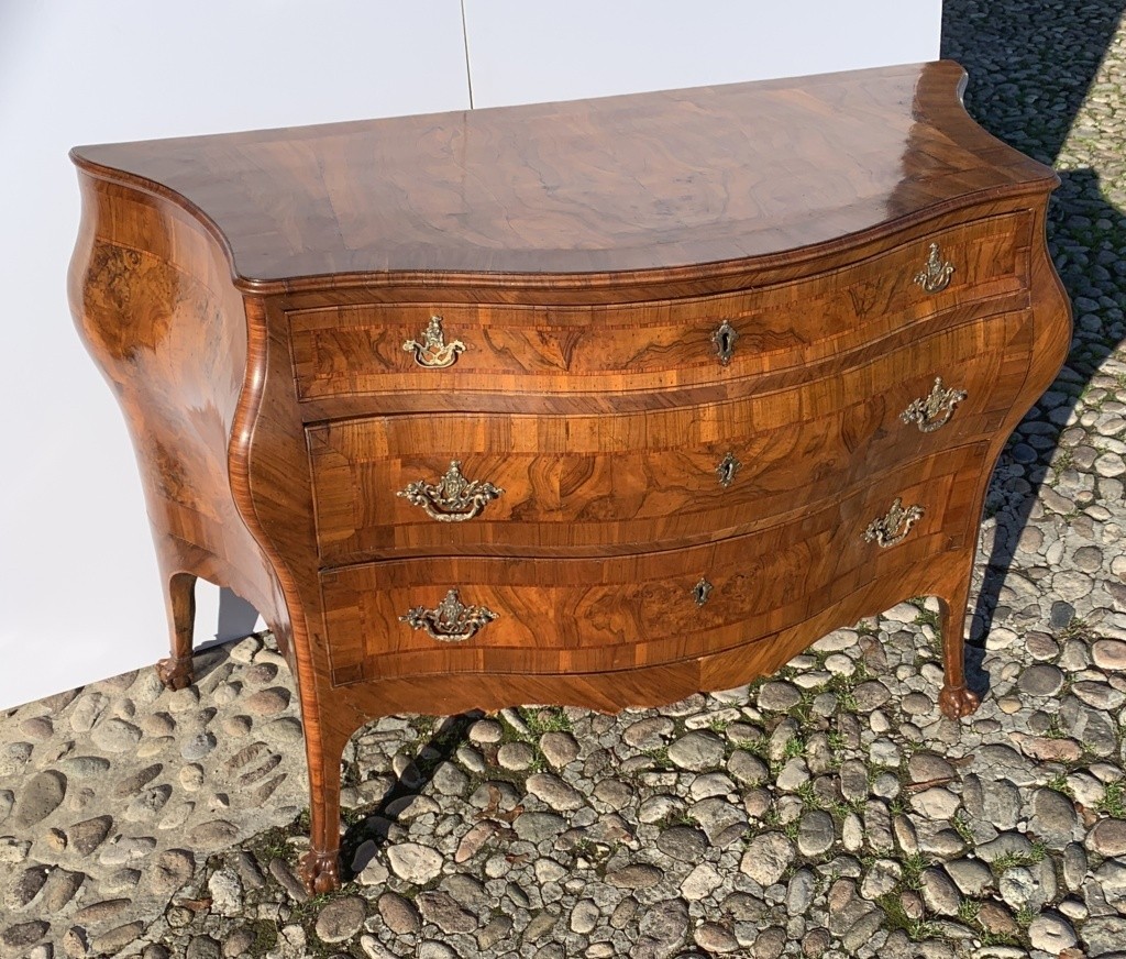Commode galbée plaquée de noyer et de ronce de noyer. Vénétie, XVIIIe siècle.-photo-3