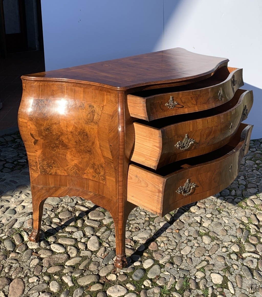 Commode galbée plaquée de noyer et de ronce de noyer. Vénétie, XVIIIe siècle.-photo-4