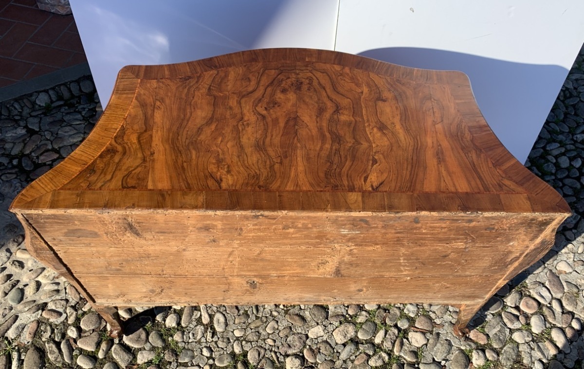 Commode galbée plaquée de noyer et de ronce de noyer. Vénétie, XVIIIe siècle.-photo-1