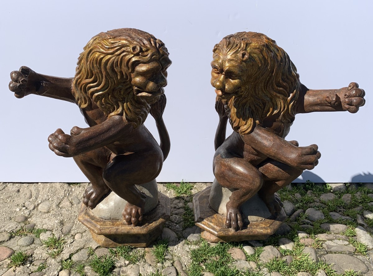 Paire de sculptures en bois sculpté, doré et peint – Lions porte-étendard. Venise, fin du XVIe -photo-3