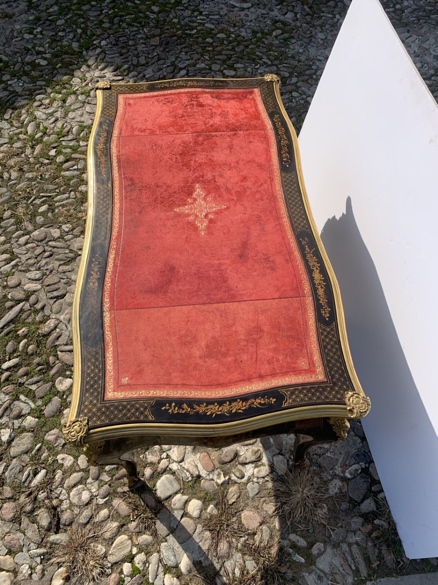 Bureau plat en bois laqué, orné de décors chinois et d'appliques en bronze doré. Paris, XIX.-photo-4