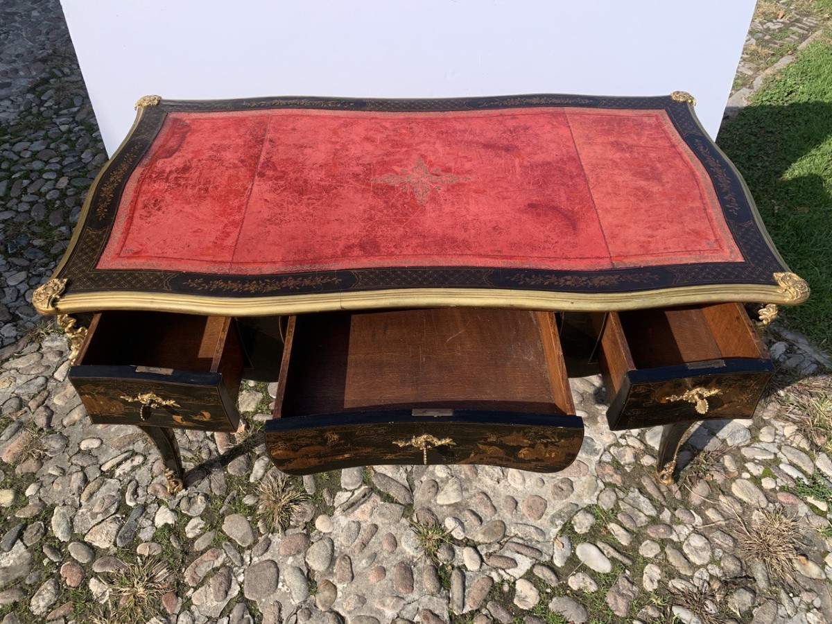 Bureau plat en bois laqué, orné de décors chinois et d'appliques en bronze doré. Paris, XIX.-photo-1