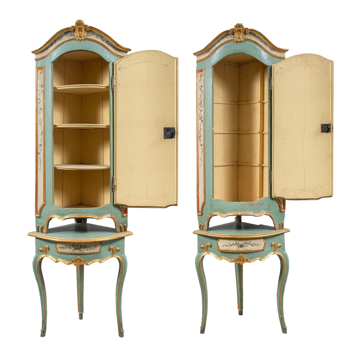 Paire de meubles d'angle en bois sculpté, laqué et peint. Piémont, XVIIIe siècle.-photo-2