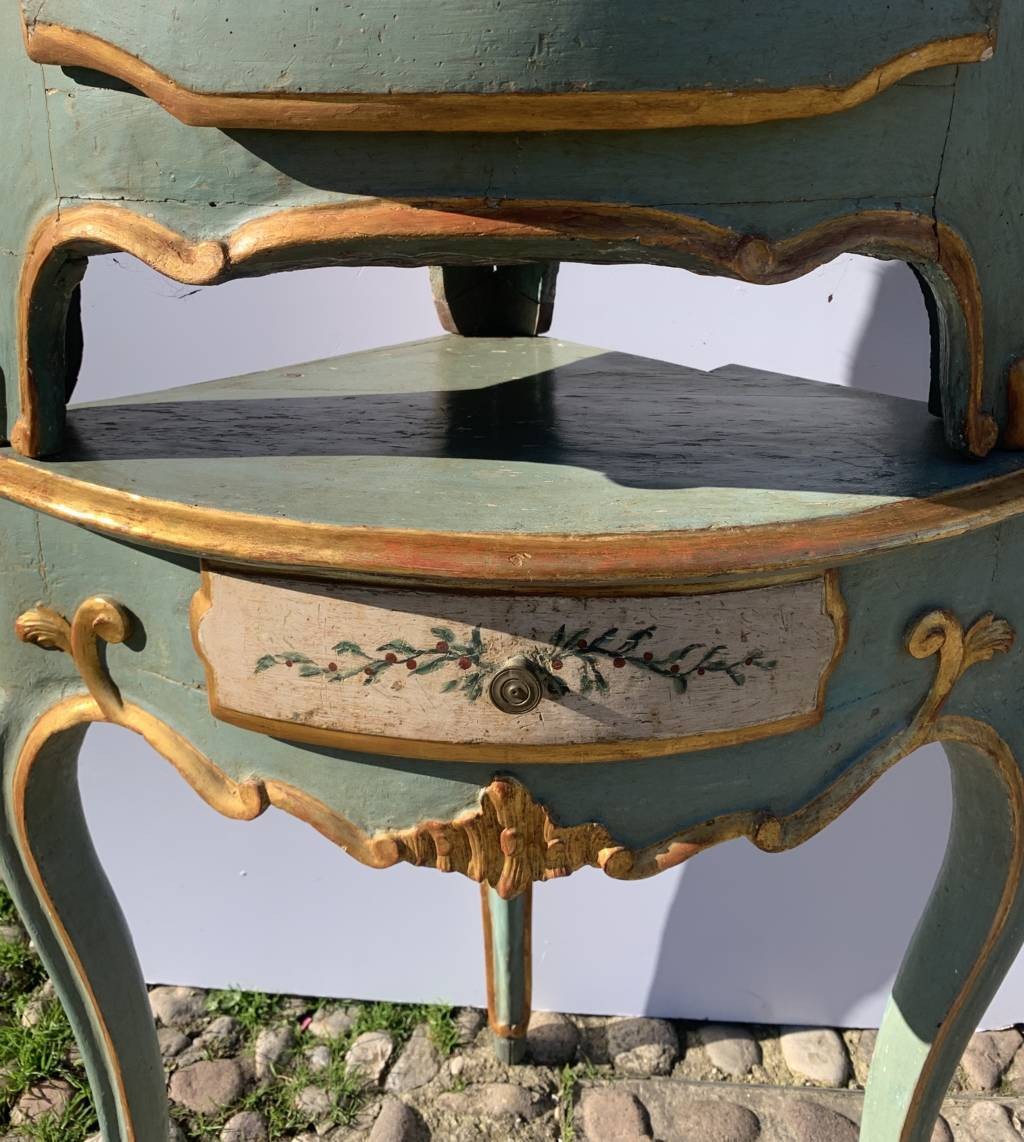 Paire de meubles d'angle en bois sculpté, laqué et peint. Piémont, XVIIIe siècle.-photo-2