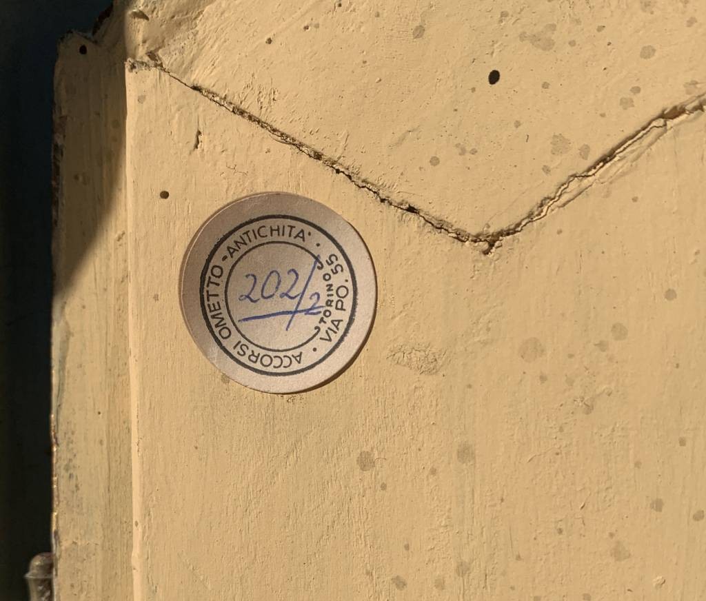 Paire de meubles d'angle en bois sculpté, laqué et peint. Piémont, XVIIIe siècle.-photo-4