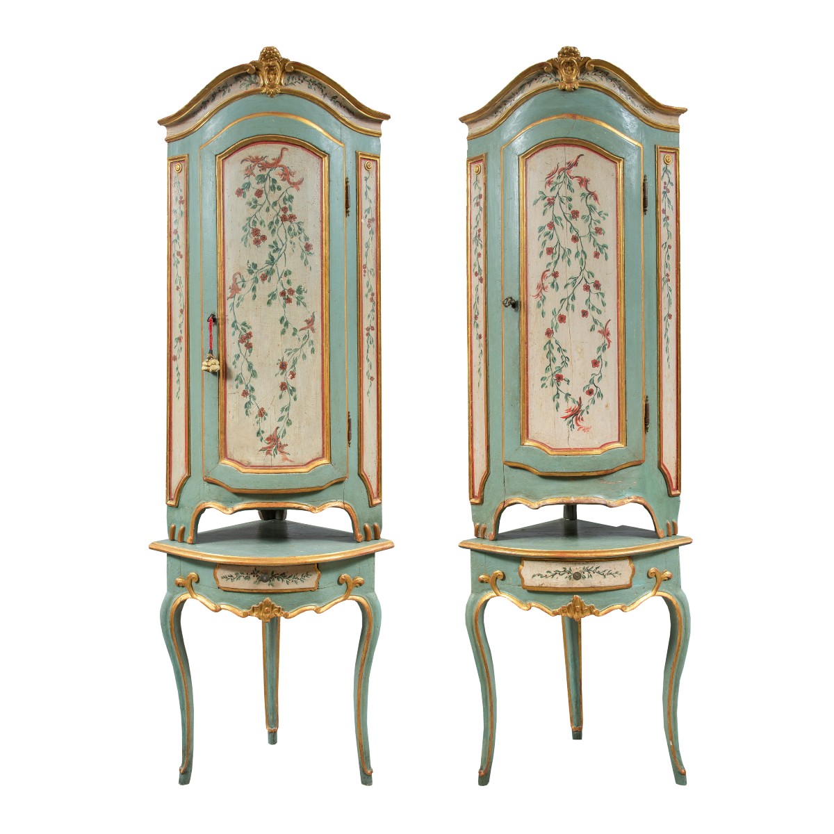 Paire de meubles d'angle en bois sculpté, laqué et peint. Piémont, XVIIIe siècle.