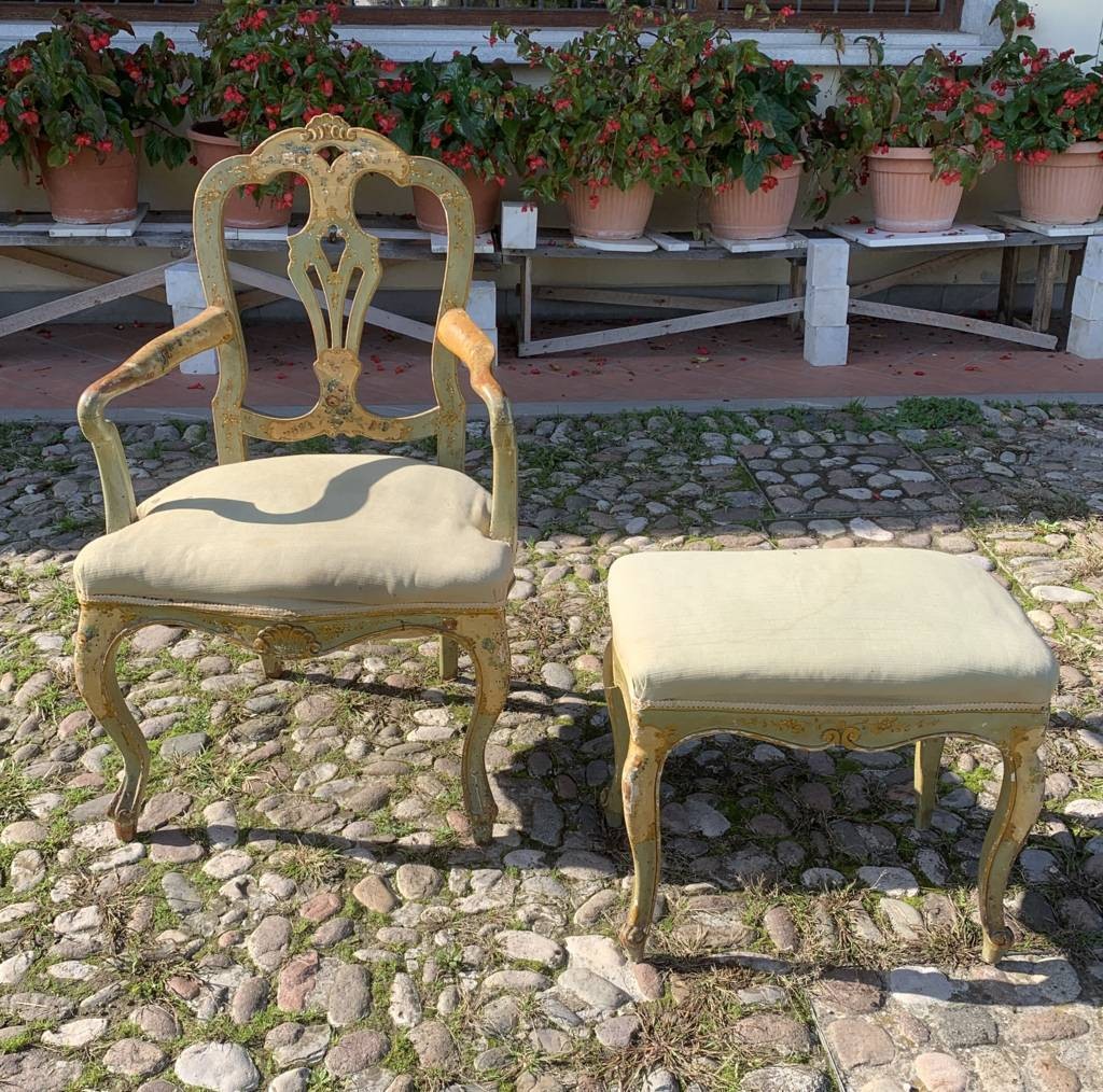 Fauteuil et tabouret en bois sculpté et laqué. Venise, XIXe-XXe siècle.-photo-3
