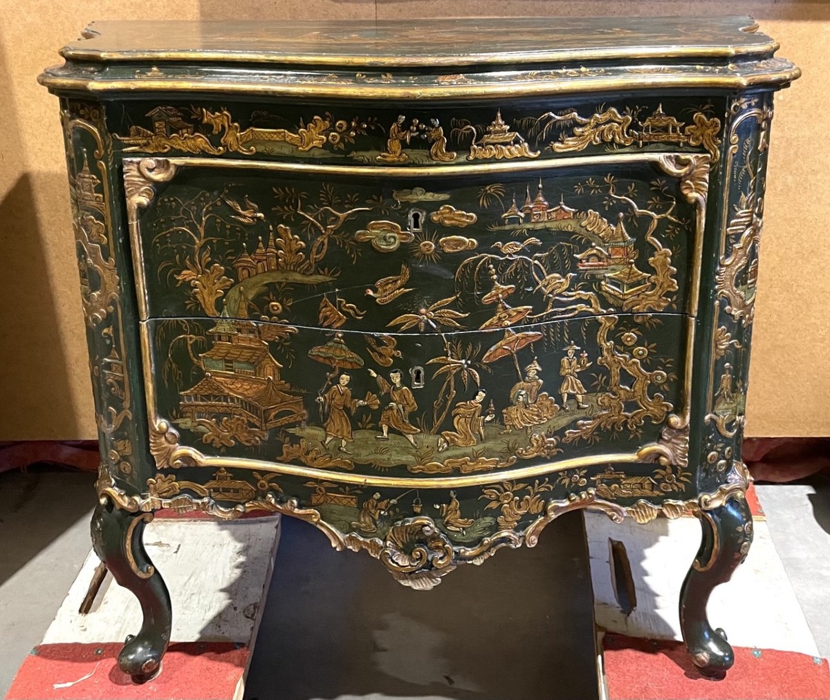 Commode en bois laqué et peint, ornée d'appliques dorées de style chinois. Venise, XIX.-photo-2