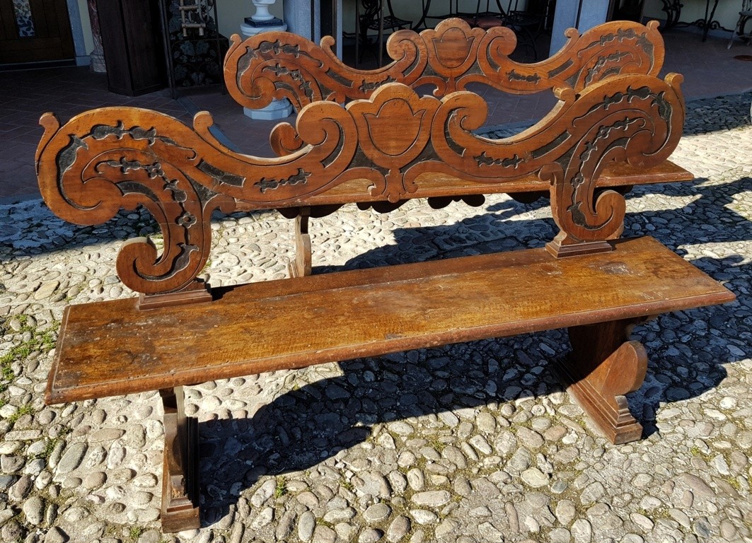 Paire de bancs nobles en noyer massif sculpté. Italie du Nord, XVIIe siècle.-photo-3