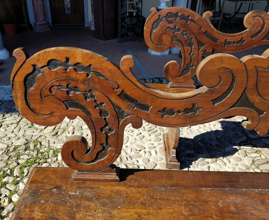 Paire de bancs nobles en noyer massif sculpté. Italie du Nord, XVIIe siècle.-photo-4