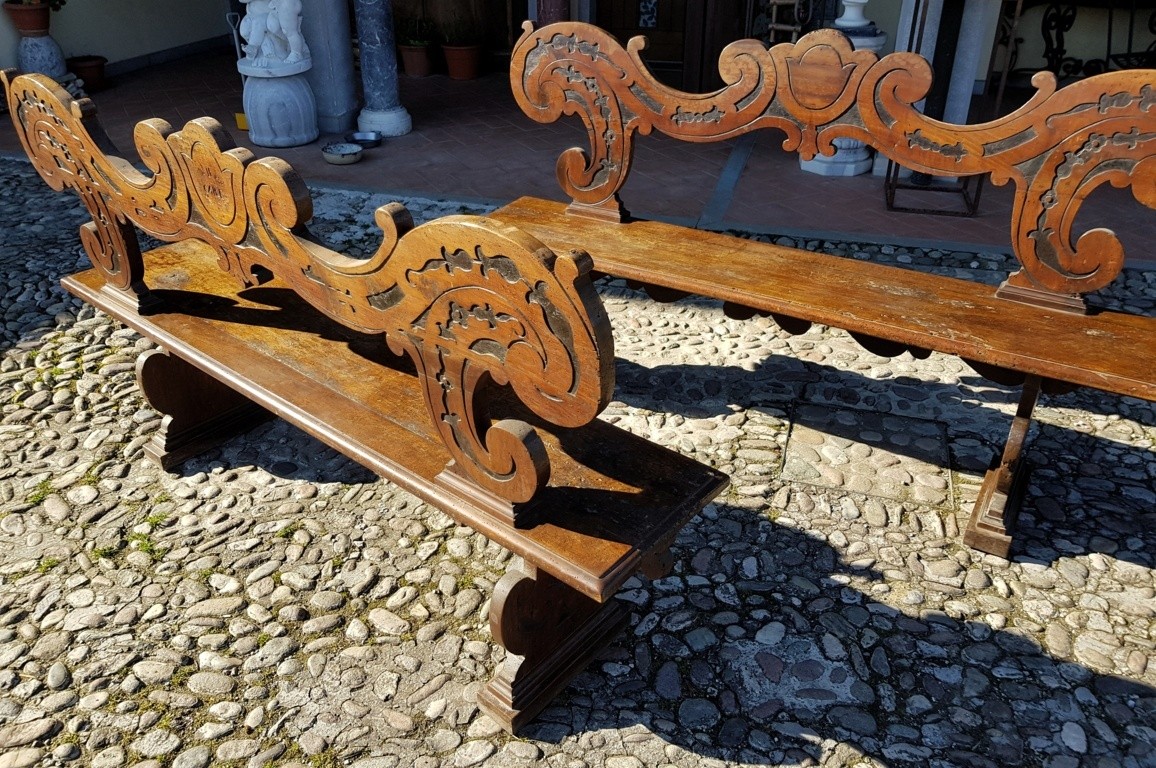 Paire de bancs nobles en noyer massif sculpté. Italie du Nord, XVIIe siècle.-photo-2