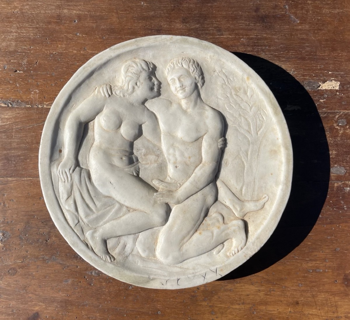 Bas-relief en marbre – Scène érotique. Italie, début du XXe siècle.-photo-1