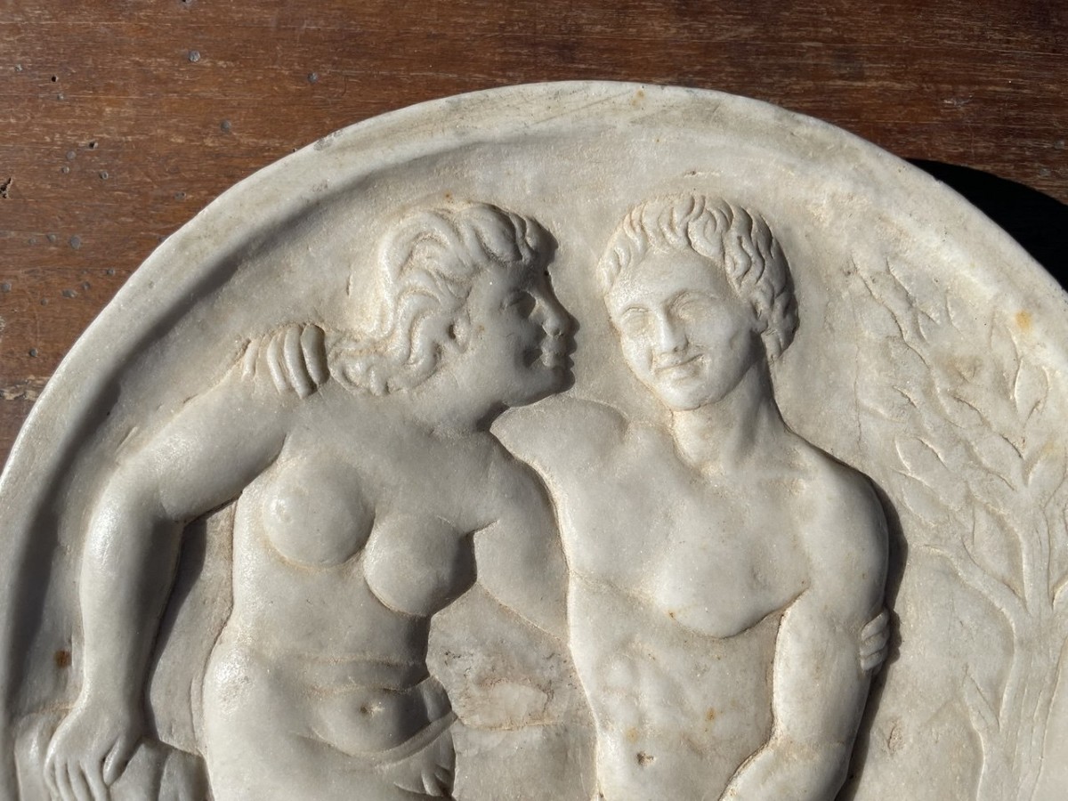 Bas-relief en marbre – Scène érotique. Italie, début du XXe siècle.-photo-3