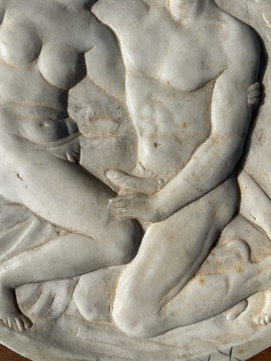 Bas-relief en marbre – Scène érotique. Italie, début du XXe siècle.-photo-4