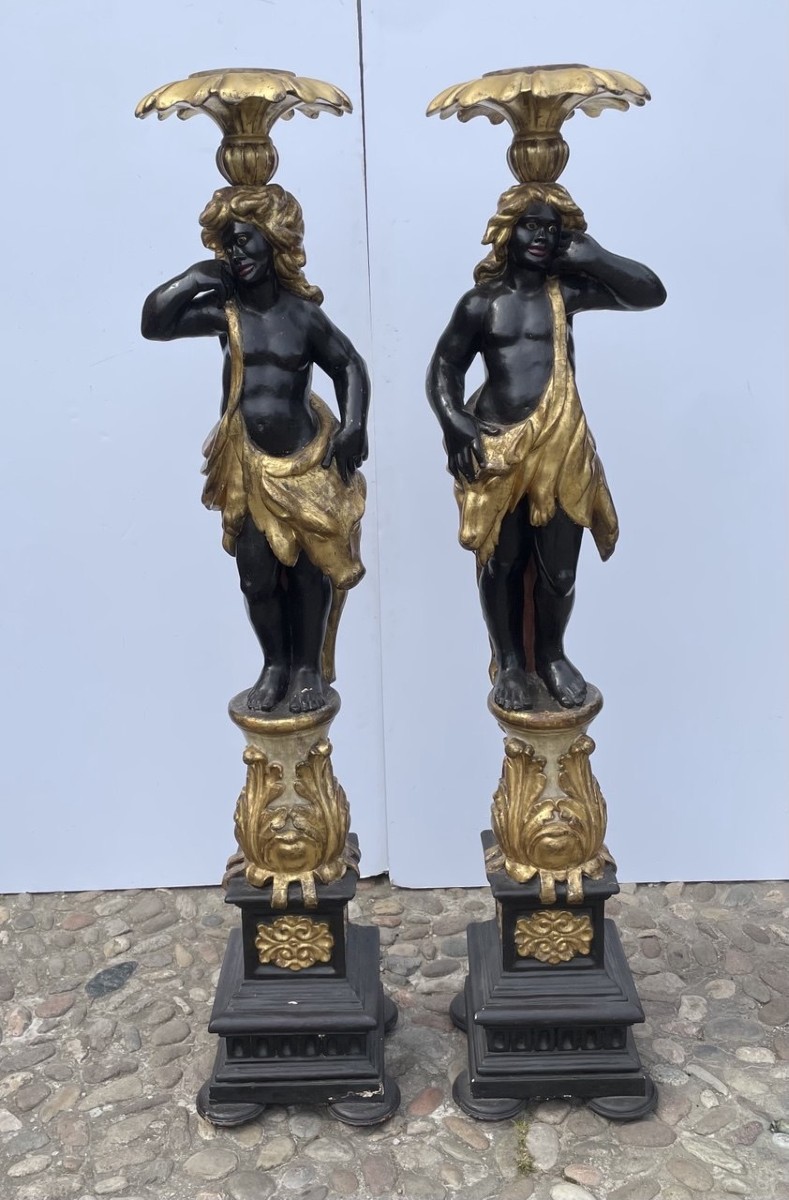 Paire de sculptures en bois sculpté, doré et peint – Maures tenant des vases. Venise, XVIII.-photo-3