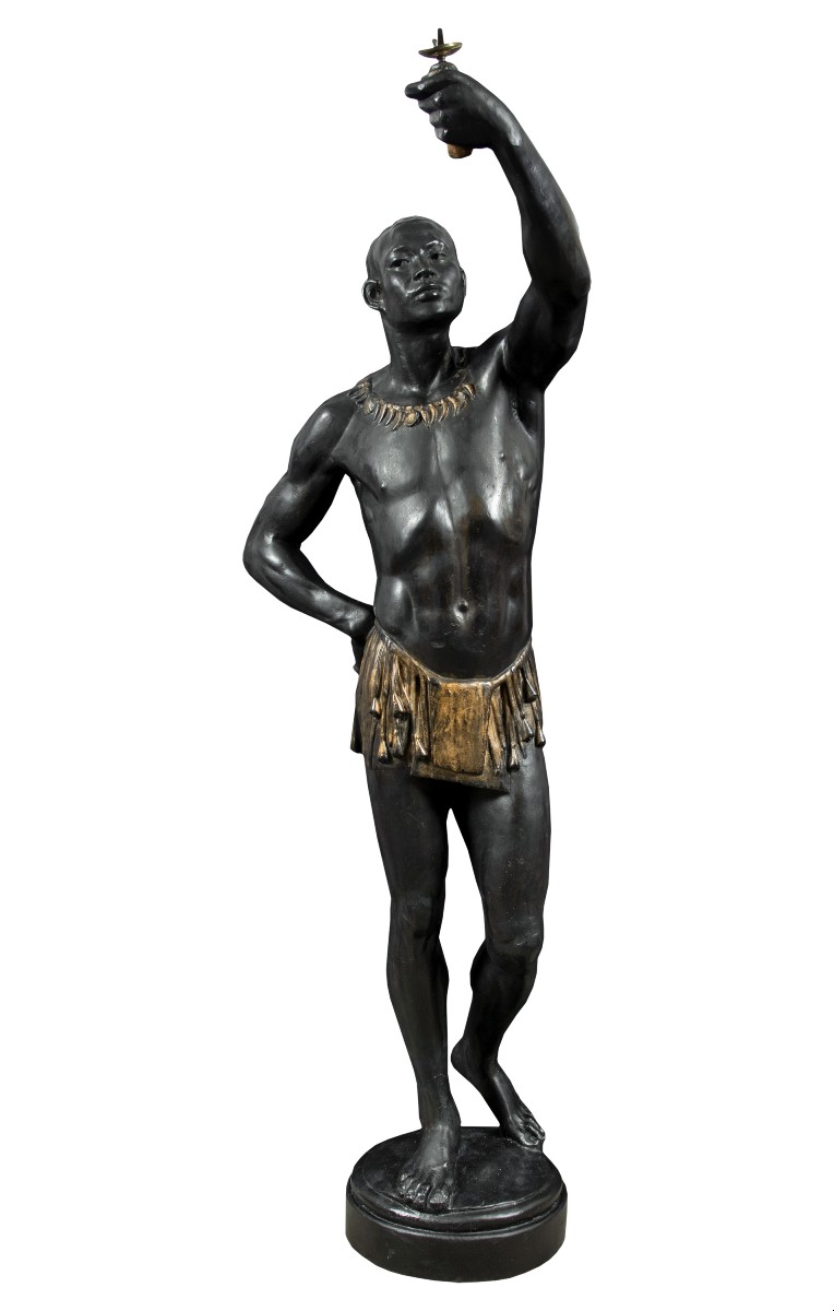 Sculpture en bois sculpté, laqué et peint – Maure tenant une torche. Venise, XIX.