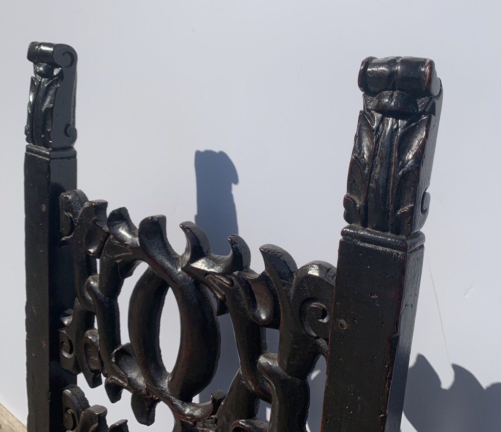 Paire de chaises de réfectoire en bois sculpté. Modène, XIXe siècle.-photo-4