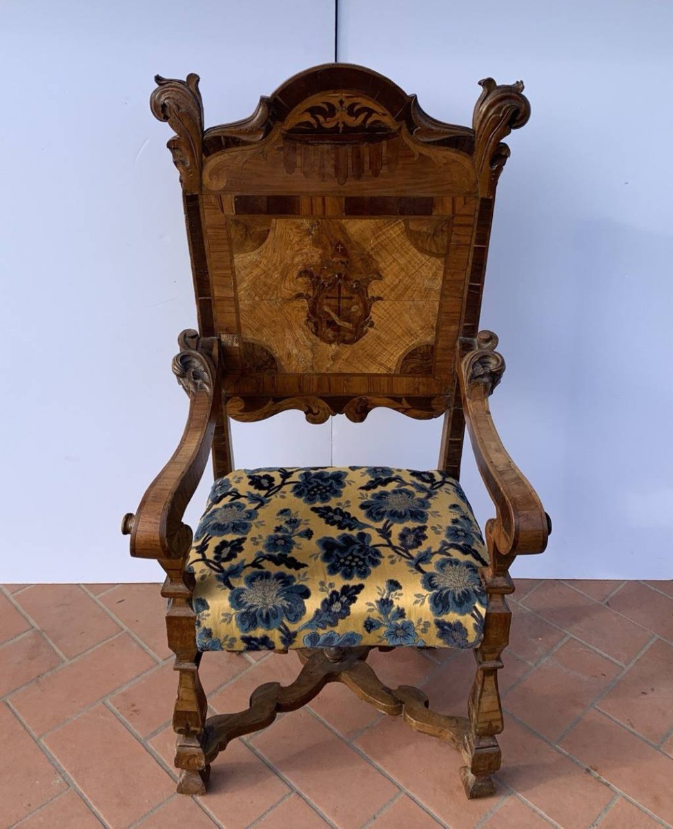 Fauteuil en bois sculpté, plaqué et incrusté. Italie, XVIIe-XVIIIe siècle.-photo-4