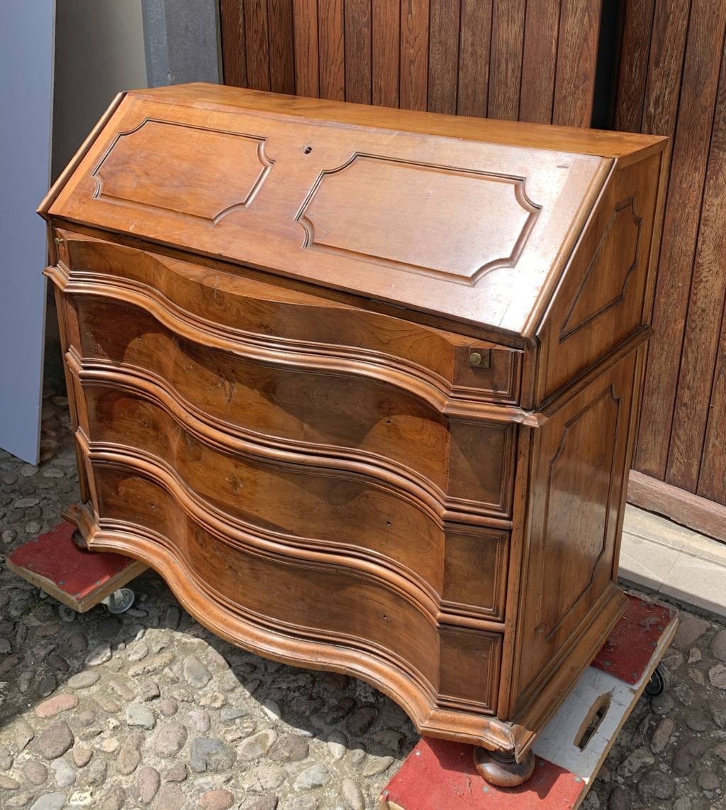 Commode à abattants en noyer massif. Italie, XVIIIe siècle.-photo-3