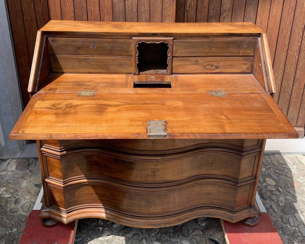 Commode à abattants en noyer massif. Italie, XVIIIe siècle.-photo-4