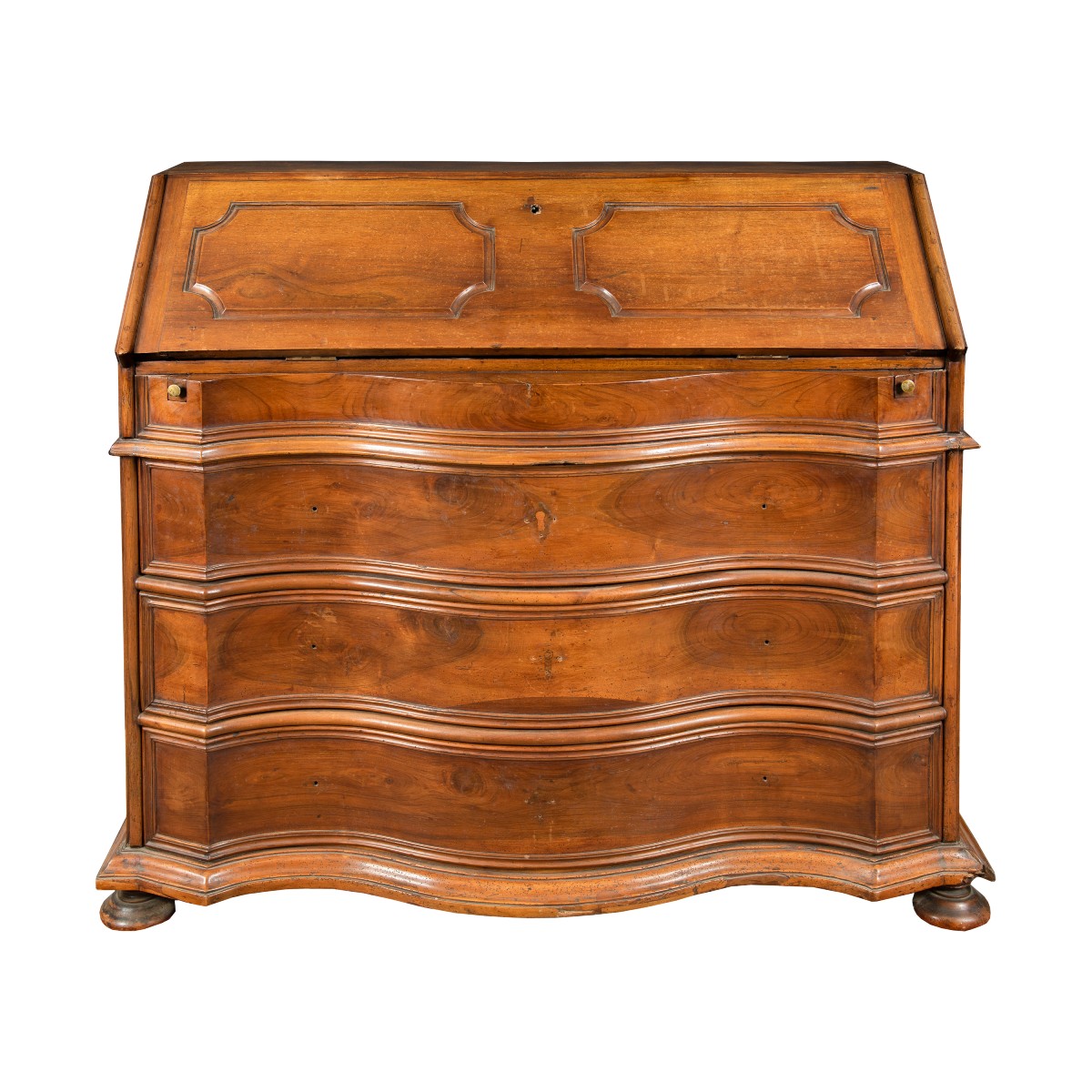 Commode à abattants en noyer massif. Italie, XVIIIe siècle.