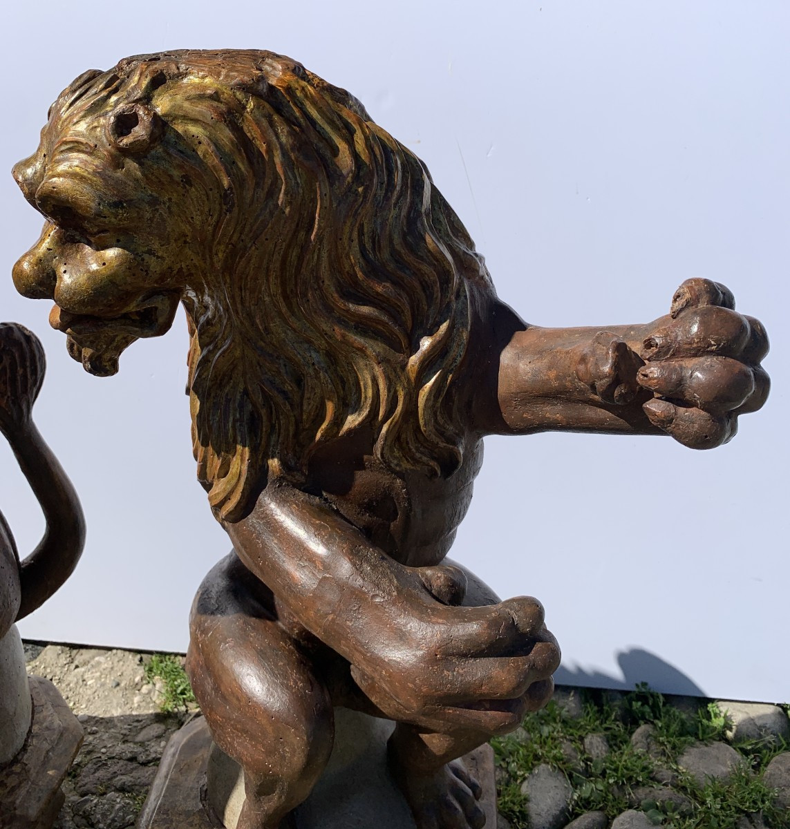 Sculpteur vénitien (fin du XVIe siècle) - Paire de lions porteurs d'étendard.-photo-1