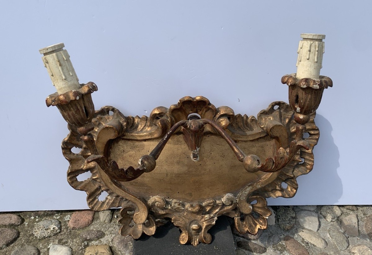 Applique murale à deux lumières en bois sculpté et doré. Italie, XVIIIe siècle.-photo-2