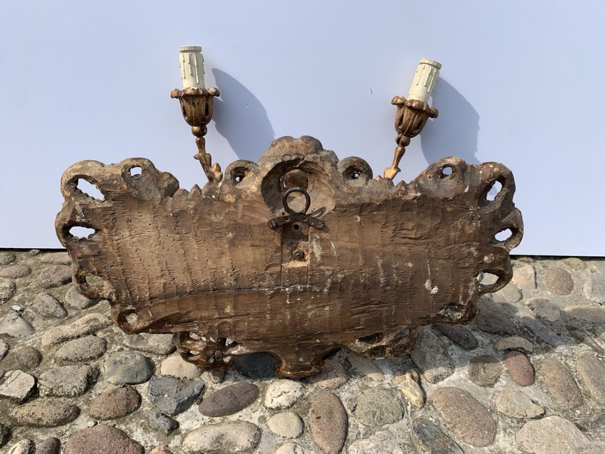 Applique murale à deux lumières en bois sculpté et doré. Italie, XVIIIe siècle.-photo-1
